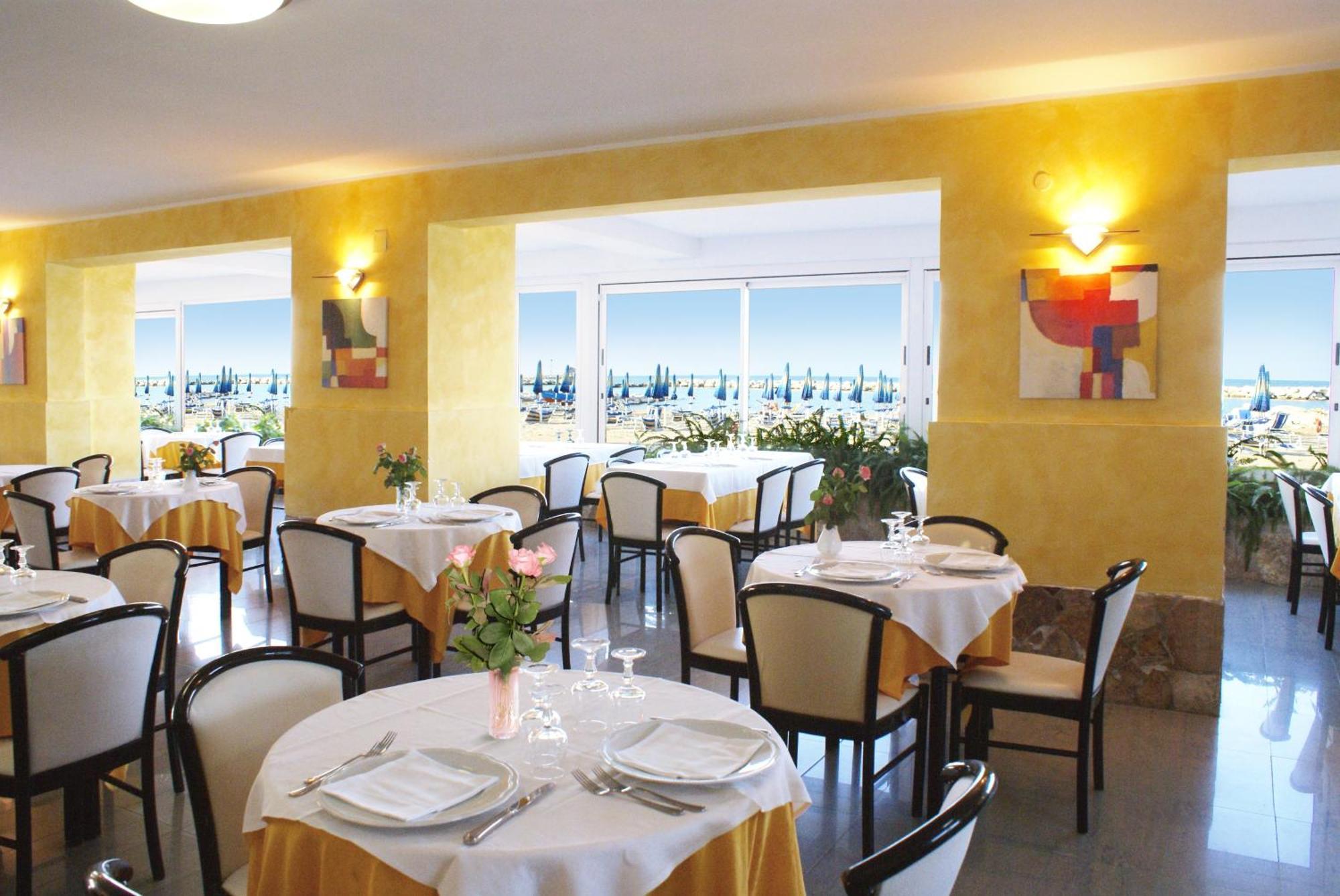 Hotel Strand Marina Di Montenero Buitenkant foto
