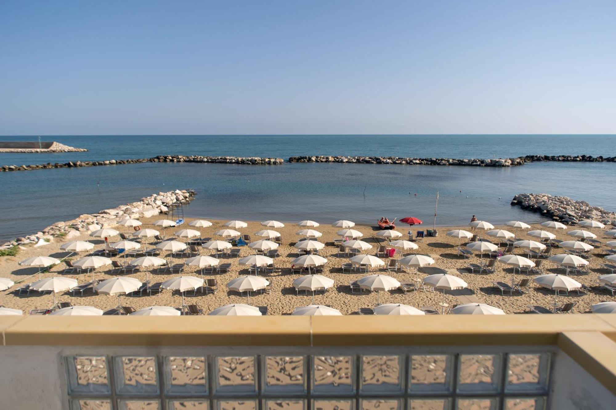 Hotel Strand Marina Di Montenero Buitenkant foto