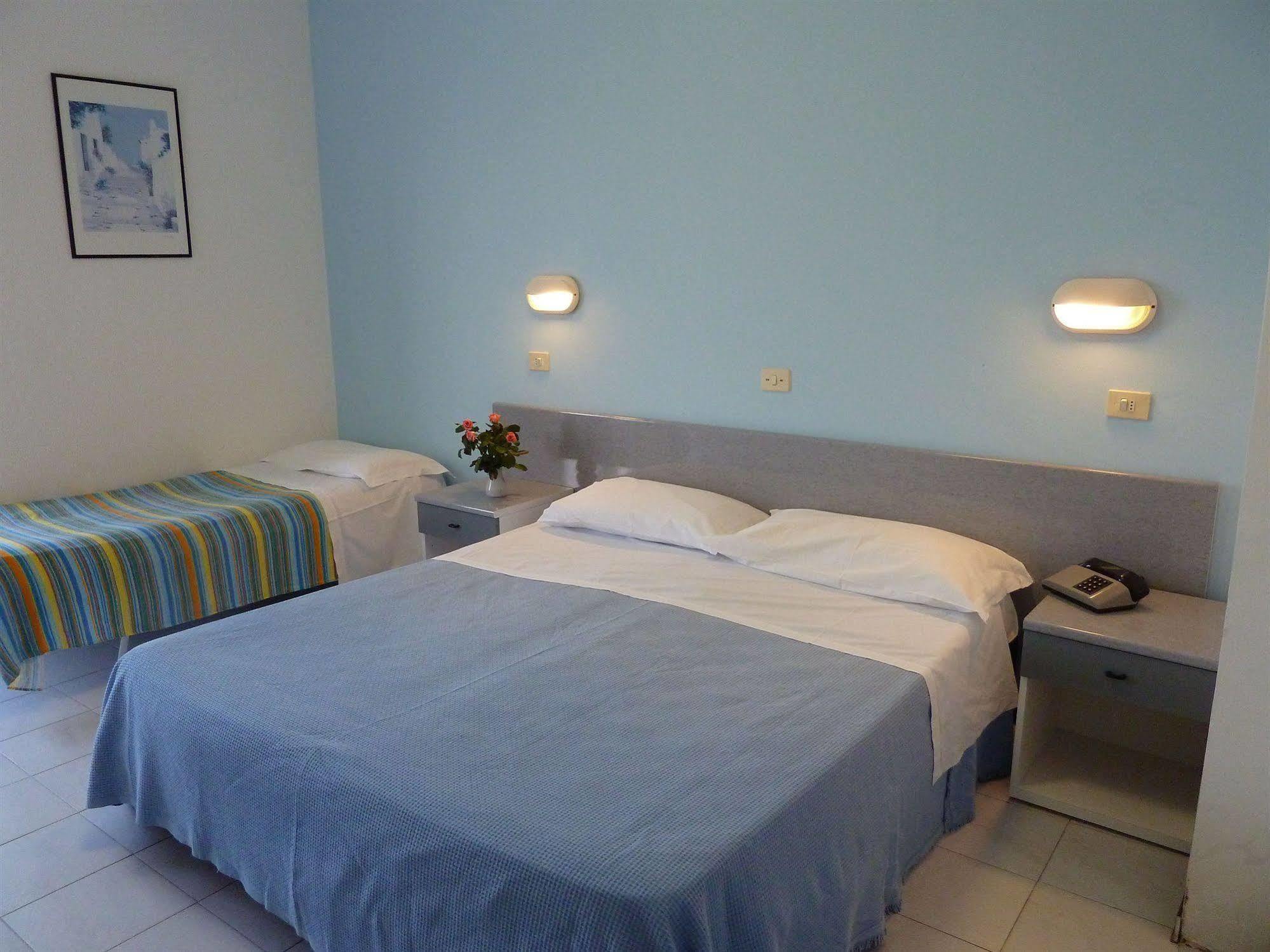 Hotel Strand Marina Di Montenero Buitenkant foto