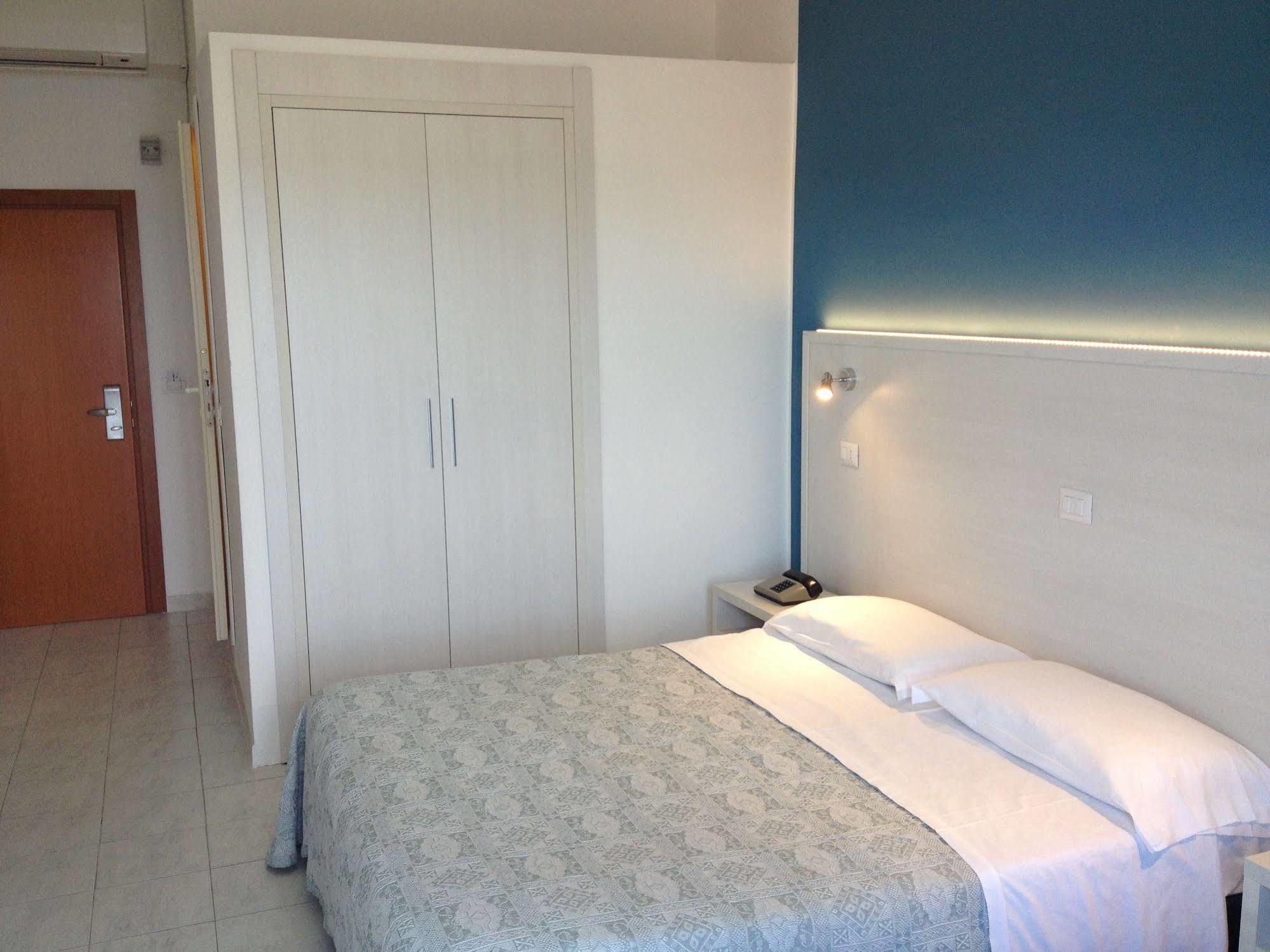 Hotel Strand Marina Di Montenero Buitenkant foto