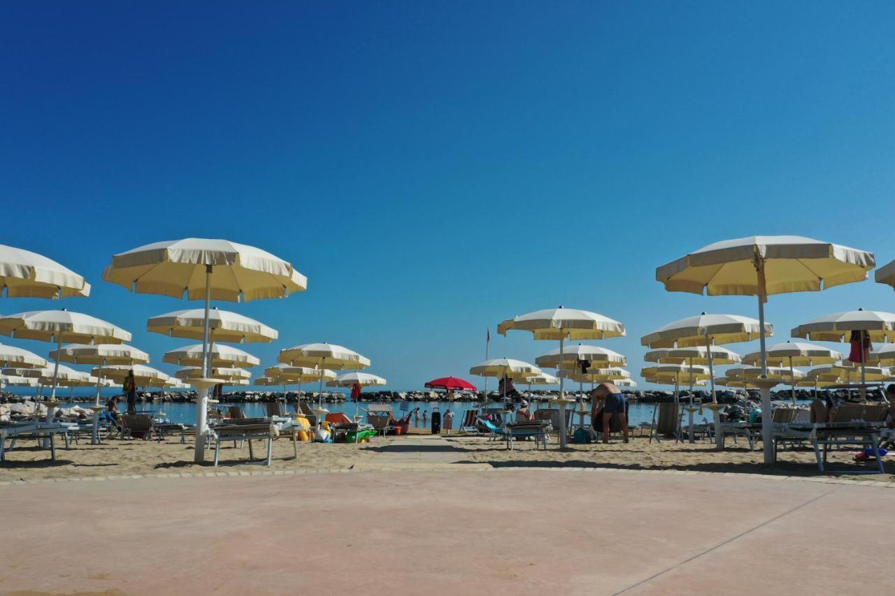 Hotel Strand Marina Di Montenero Buitenkant foto